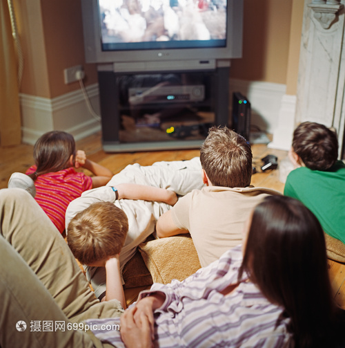 客廳熒幕下的家庭時光 電視，連接親情的紐帶